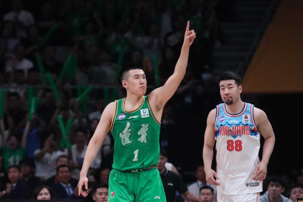 热火完胜青岛队，张镇麟惊艳四座