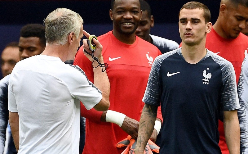 法国队横扫泰国队，黄鸭组合点燃赛场