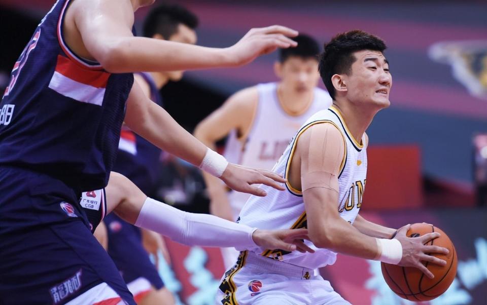 广东队险胜马刺，孙铭徽惊艳四座