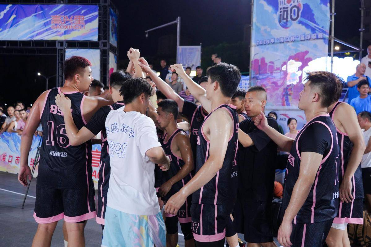 全民关注篮球赛事，助威声响彻球场