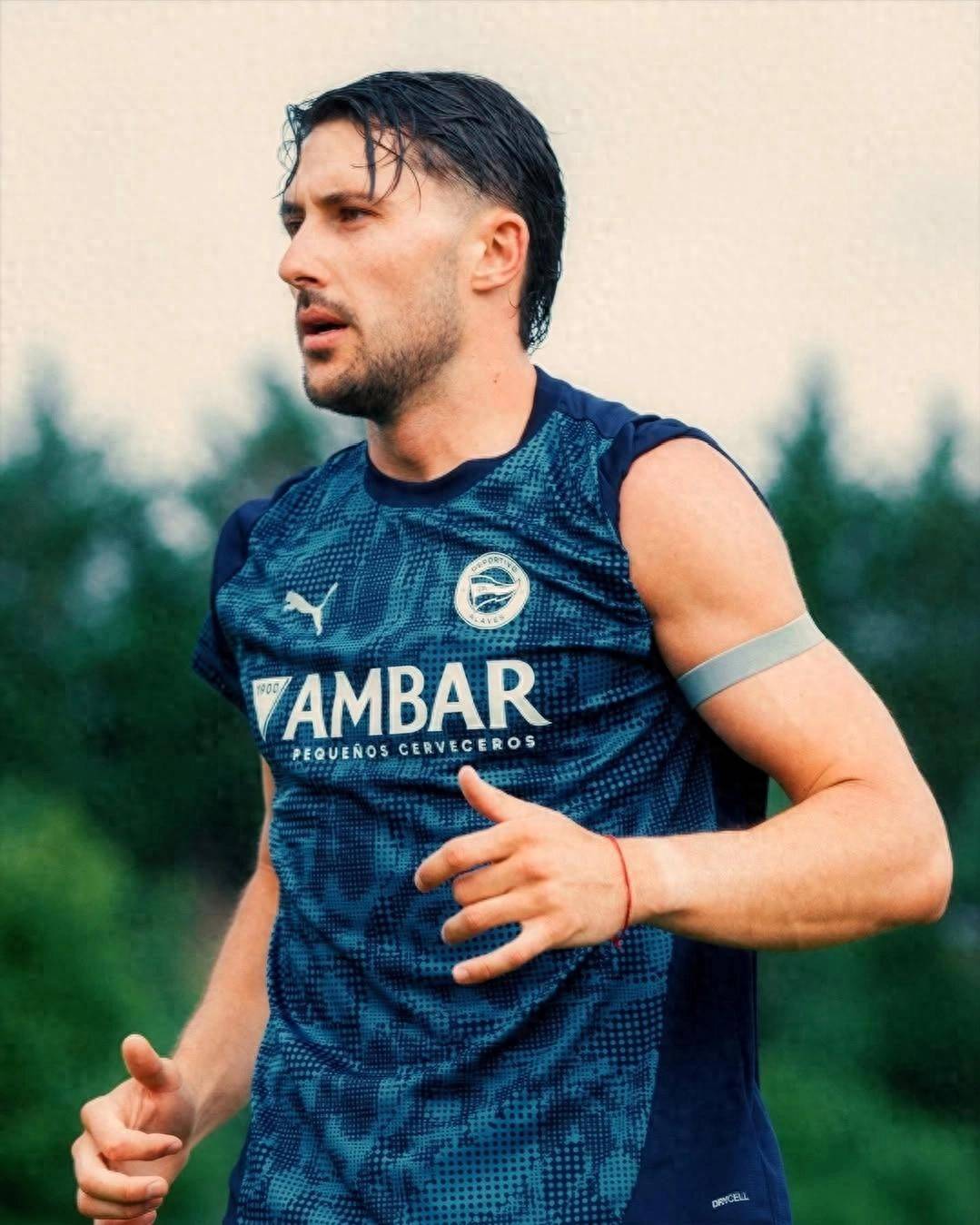 亚洲足坛聚焦：伊朗发挥稳定扬眉耸目