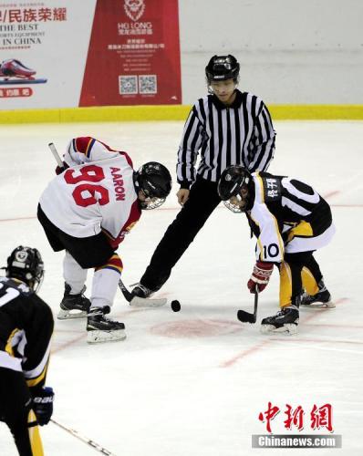 裁判争议不断，球场上却显平静