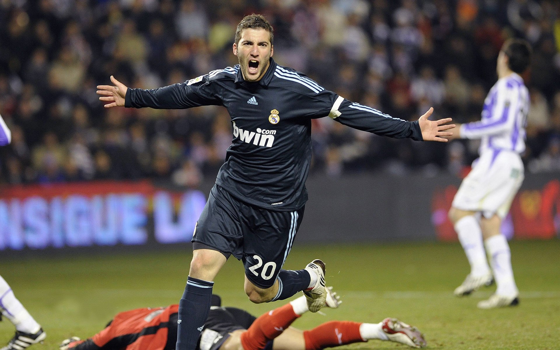 街道轰鸣与球场狂澜,当F1的精准遇上篮球的奔放